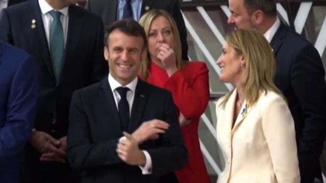 Ue, gelo tra Macron e Meloni vicini nella foto di famiglia