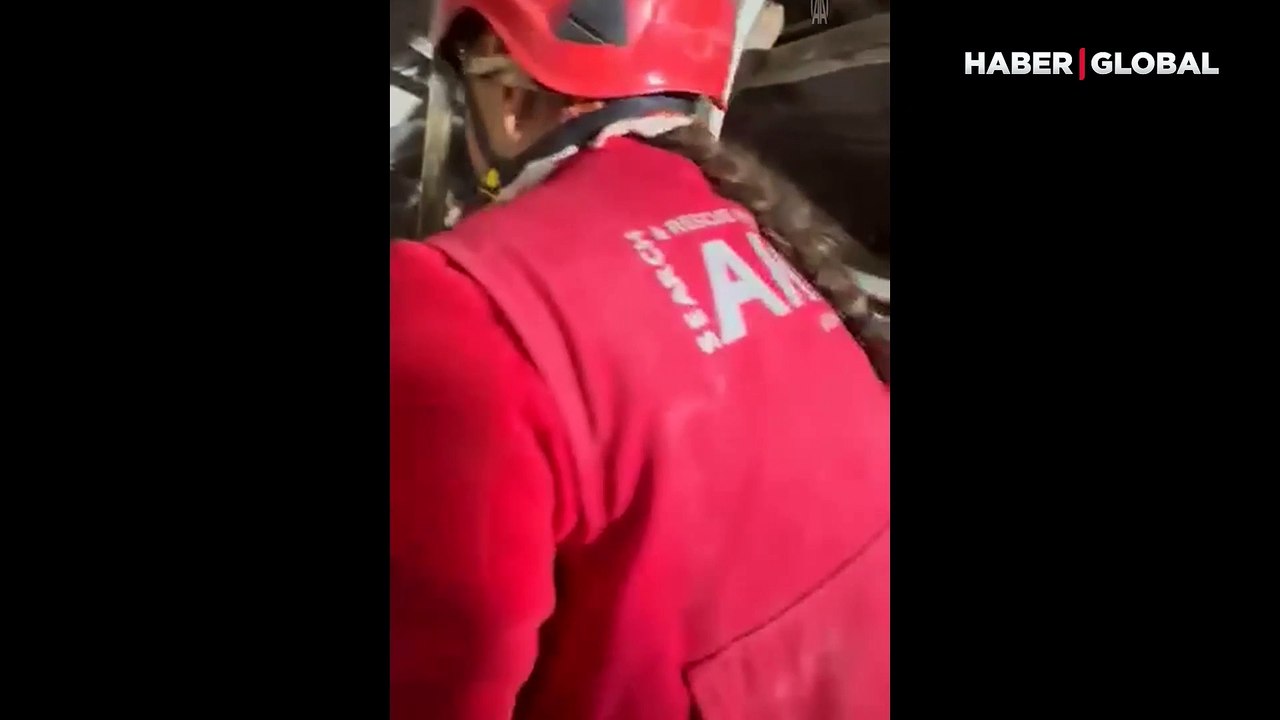 Bebeği enkazdan öpe öpe kurtaran Kosovalı ekibin, sevinç gözyaşları