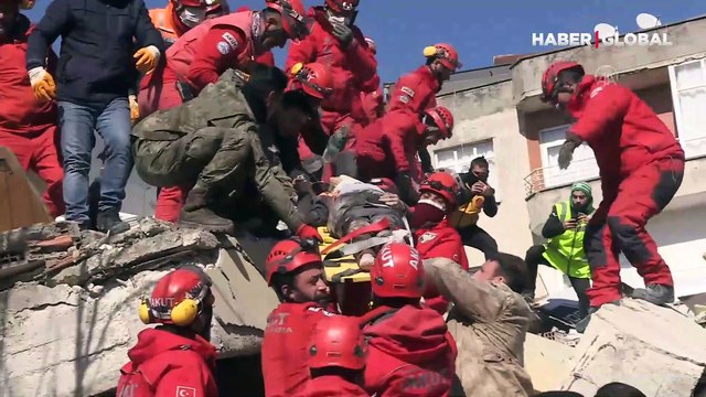 Hatay'da enkaz altındaki 15 yaşındaki çocuk 81 saat sonra kurtarıldı