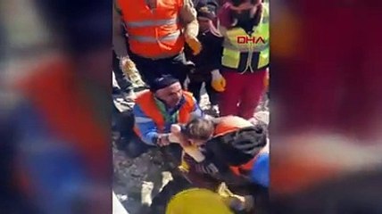 Elleriyle kazdıkları enkazdan bir çocuğu çıkardılar