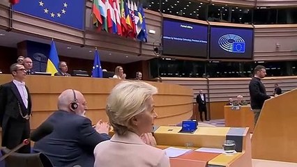 Zelensky tem recepção de herói em Bruxelas e garante defender a Europa no conflito