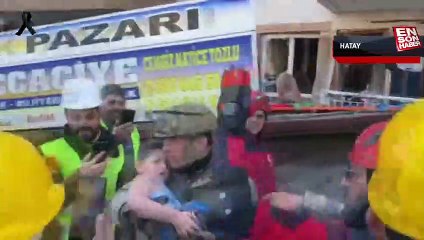 Hatay'da bir çift ile 3 çocuğu enkazdan 82 saat sonra kurtarıldı