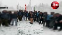 जम्मू-कश्मीर: बर्फबारी के बीच केंद्रीय खेल मंत्री अनुराग ठाकुर ने खेला क्रिकेट; देखें वीडियो