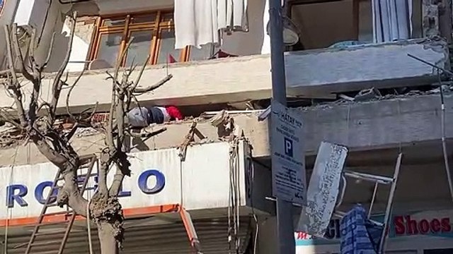 Hatay’da enkaz altındaki annesini arayan Ahmet’in görüntüleri yürekleri dağladı...