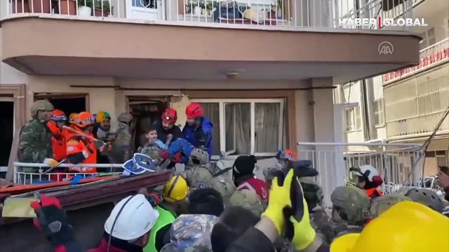 82'nci saatte gelen mucize: Anne, baba ve 3 çocuğu enkazdan çıkarıldı
