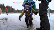 شاهد: أطفالٌ سويديون يتدربون على كيفية النجاة من الوقوع في بحيرات أو برك يغطيها الجليد