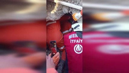 Mersin İtfaiyesi, Hatay'da Enkazdan 85 Saat Sonra 2 Kişiyi Sağ Olarak Çıkardı