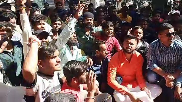 युवक की हत्या के मामले में खटीक समाज ने पुलिस कंट्रोल रूम पर आरोपी को जल्द पकड़कर सख्त सजा की मांग कर प्रदर्शन किया