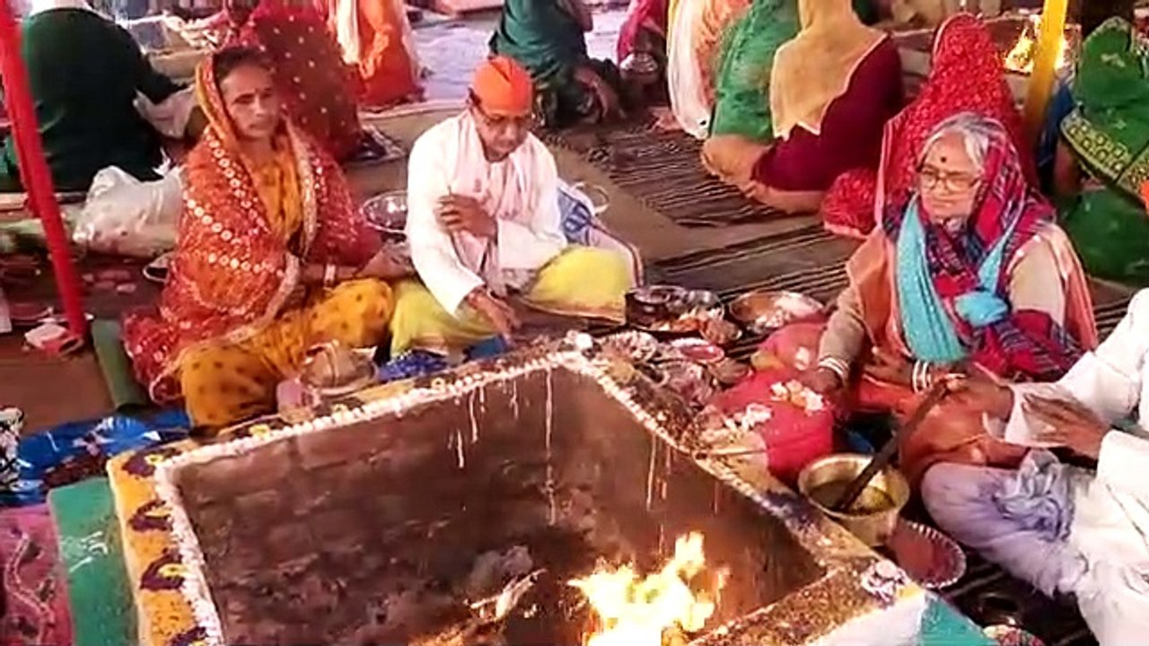 पंच कुंडीय महायज्ञ में आहुति डाल रहे श्रद्धालु
