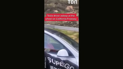Une conductrice filmée endormie au volant de sa Tesla