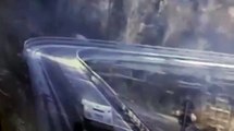Il video del camion che precipita dal viadotto sulla A6 a Savona