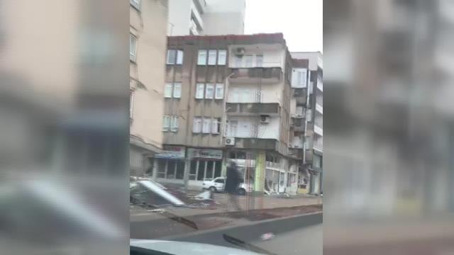 Adıyaman Merkezinde Arama Kurtarma Ekiplerinin Bulunmadığı Yerler Var ve Vatandaşlar Kendi Çabalarıyla Enkazda Yakınlarını Arıyor