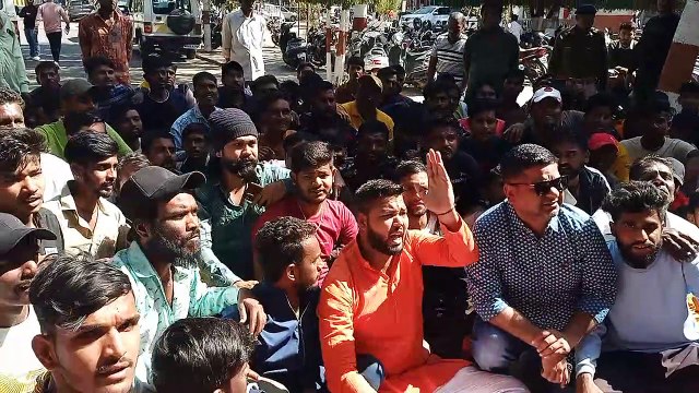 एकतरफा प्यार में बीच बचाव करने में हुए संस्कार की हत्या, परिजनों ने फांसी की सजा देने की मांग को लेकर किया प्रदर्शन।