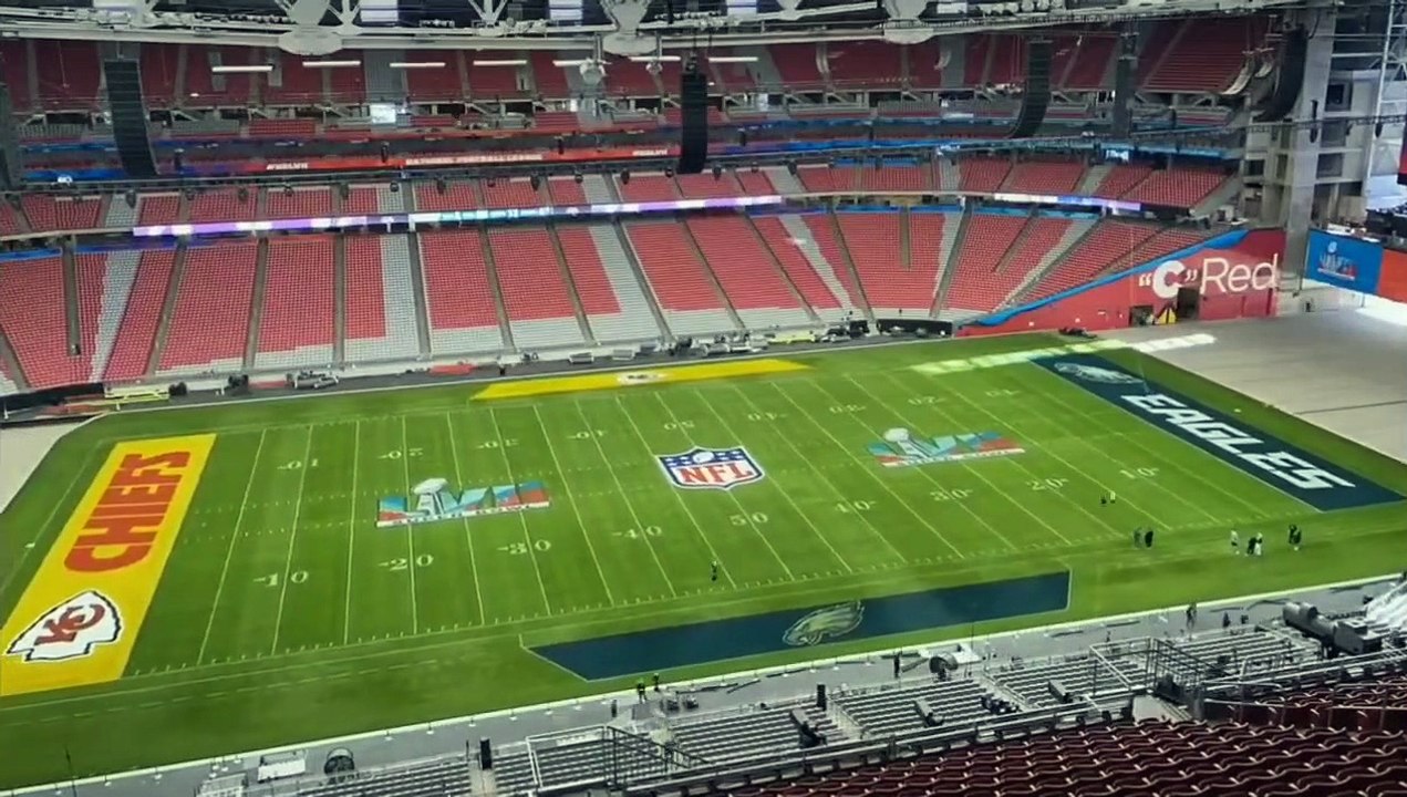 La pelouse du State Farm Stadium sort du stade pour prendre le soleil