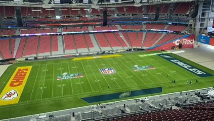 La pelouse du State Farm Stadium sort du stade pour prendre le soleil