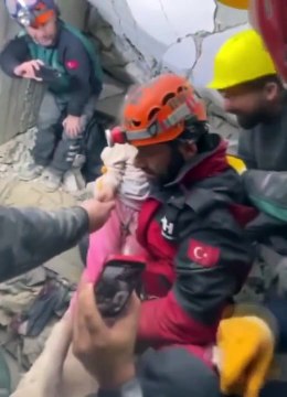Enkazdan çıkartılan 5 yaşındaki Hazal'dan duygulandıran sözler!