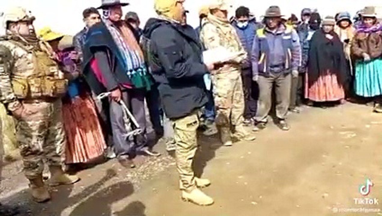 Pobladores obligan a firmar un acuerdo “de no decomiso de vehículos indocumentados” a aduaneros y militares