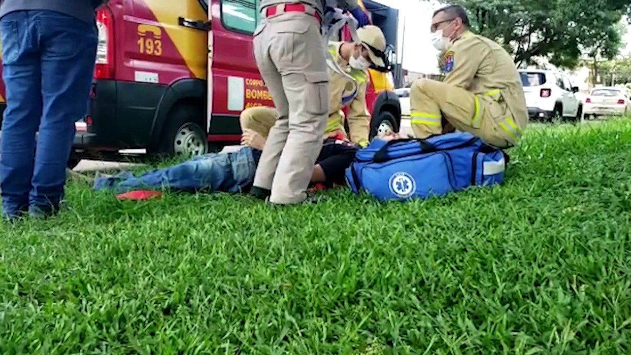 'Garfo' da bicicleta quebra e jovem cai de cara...