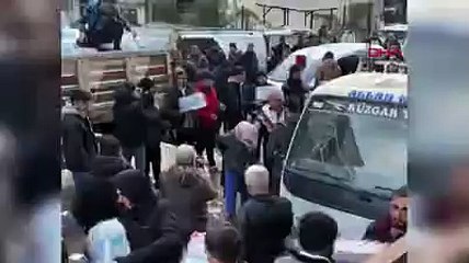 'Elimde sadece bu var' deyip üzerindeki pardösüyü yardım toplayan görevliye verdi
