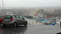 Maltempo, mareggiata a Catania: il porto di Ognina scompare sotto le onde