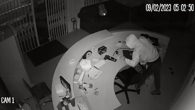 Vídeo mostra ladrão arrombando empresa e deixando R$ 30 mil em prejuízos