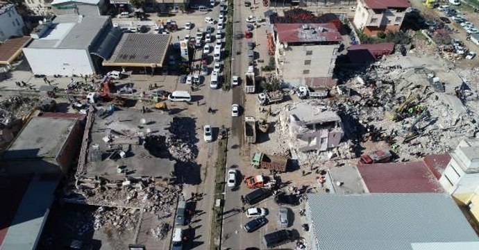 Depremden etkilenen Hatay'ın Kırıkhan ilçesinde marketler yağlamandı, ilçe sakinleri öfkeli: İçimizde böyle kötü niyetliler var