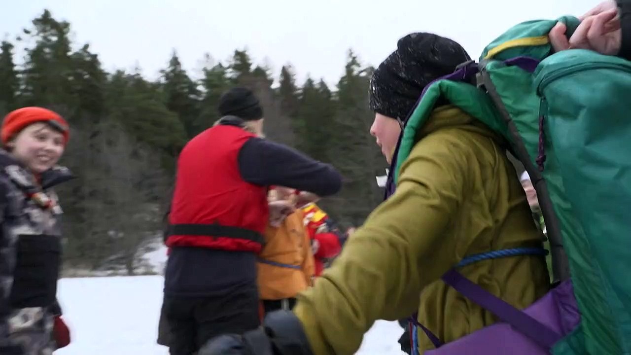 En Suède, les élèves se jettent dans l'eau glacée pour apprendre à survivre