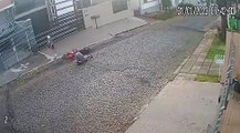 Homem cai de moto ao tentar assediar mulher no Paraná