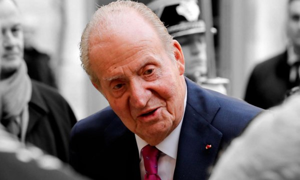 Juan Carlos I reaparece acompañando a Vargas Llosa en su condecoración como nuevo miembro de la Academia Francesa