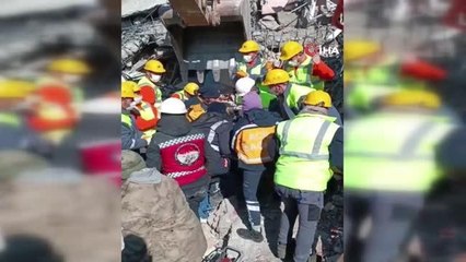 3 kardeş 81'inci saatte enkaz altında sağ çıkarılmıştı, 12 yaşındaki çocuk hayatını kaybetti