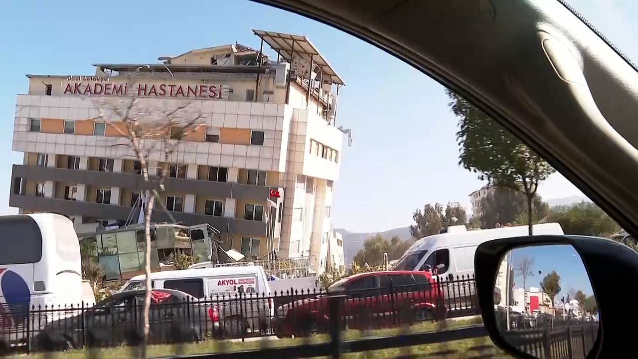 كاميرا الجزيرة ترصد جانبا من تداعيات الزلزال في...