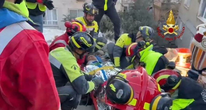 Terremoto in Turchia, 23enne salvato dalle macerie da Vigili del Fuoco italiani (09.02.23)