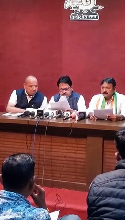 प्रेस कांफ्रेस करते हुए कांग्रेस नेता
