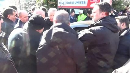 Depremden ayakkabı giyemeden kaçan çocuklara Bakan Soylu sahip çıktı