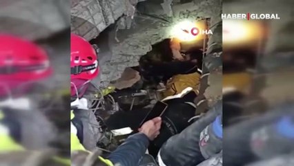 Madenciler, 7 saatte enkaz altında ulaştıkları kız çocuğuna elleriyle böyle su içirdi