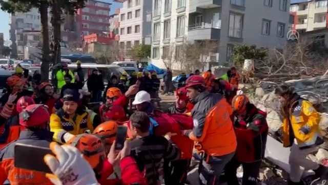 Asrın felaketi nde enkaz altında kalan 7 kişi 80 saat sonra kurtarıldı