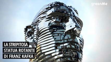 La strepitosa statua rotante di Franz Kafka