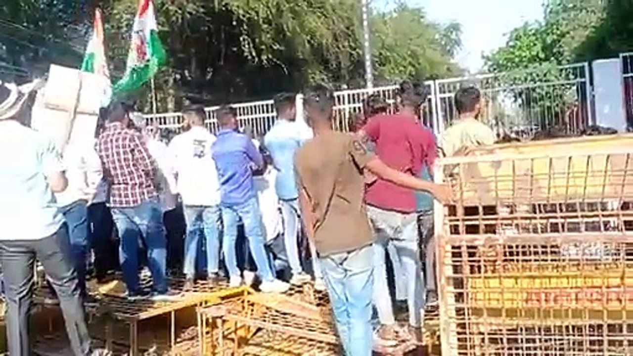 अडानी के खिलाफ जेपीसी जांच की मांग को लेकर यूथ कांग्रेस ने हल्ला