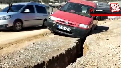 Osmaniye'de ticari araç, depremde yarılan yolun içine düştü