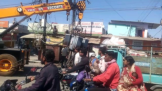 दिनभर चला ट्रांसफार्मर बदलने का काम, कई बार लगा जाम