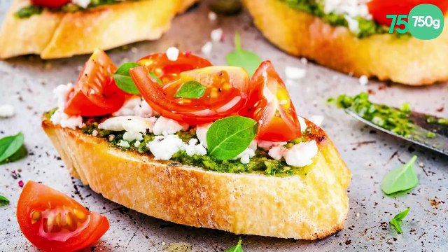 Crostini au pesto, féta, tomates cerises et basilic
