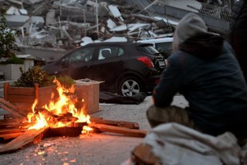 ENKAZ NEDENİYLE TIR'LARIN GİREMEDİĞİ MAHALLELERE YARDIMLAR ULAŞTI
