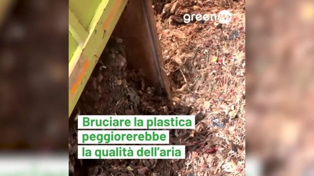 I rifiuti dalla terra al cielo, il greenwashing delle multinazionali che inquinano l'aria bruciando spazzatura