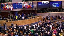 شاهد كيف استتقبل البرلمان الأوروبي الرئيس الأوكراني فولوديمير زيلينسكي
