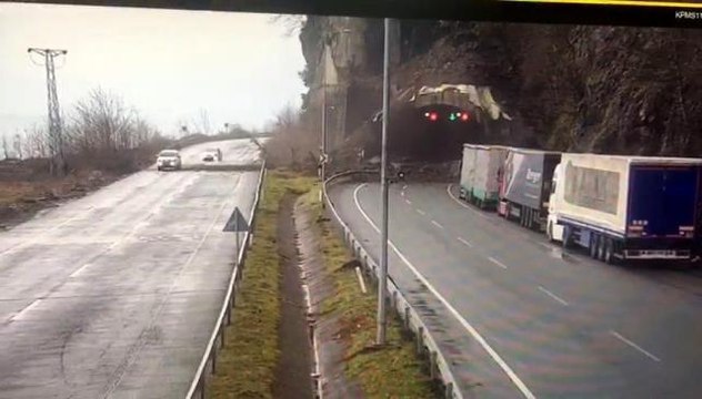 Artvin'de Kopmuş Tüneli girişindeki heyelan kameralara saniye saniye yansıdı