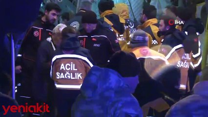 Askeri uçak yaralı depremzedeleri İstanbul'a taşıdı