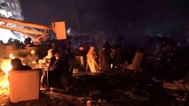 Hatay'da depremzedeler dondurucu soğukta geceyi ateş başında geçiriyor
