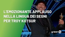 L'emozionante applauso nella lingua dei segni per Troy Kotsur