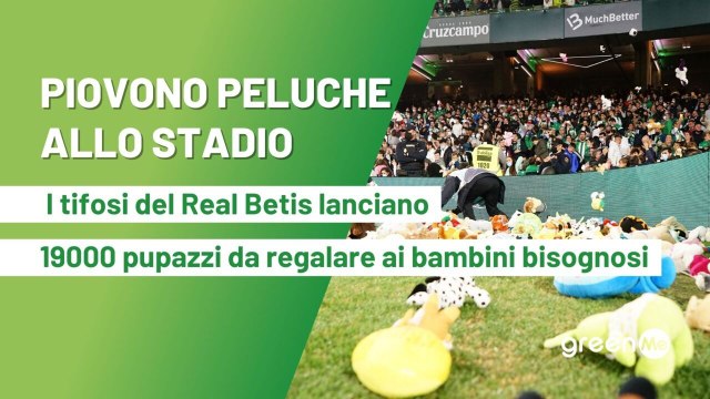Piovono peluche allo stadio. I tifosi del Real Betis lanciano 19000 pupazzi da regalare ai bambini bisognosi