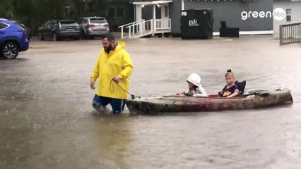 Un papà trasporta i suoi figli su un kayak in Louisiana